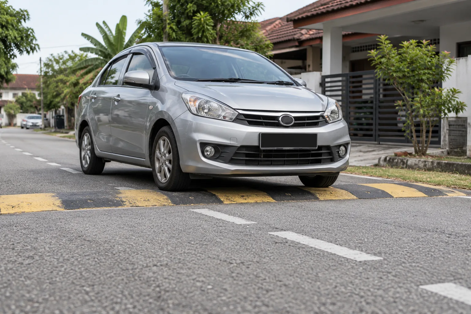 Kereta biasa melalui bonggol di jalan sunyi