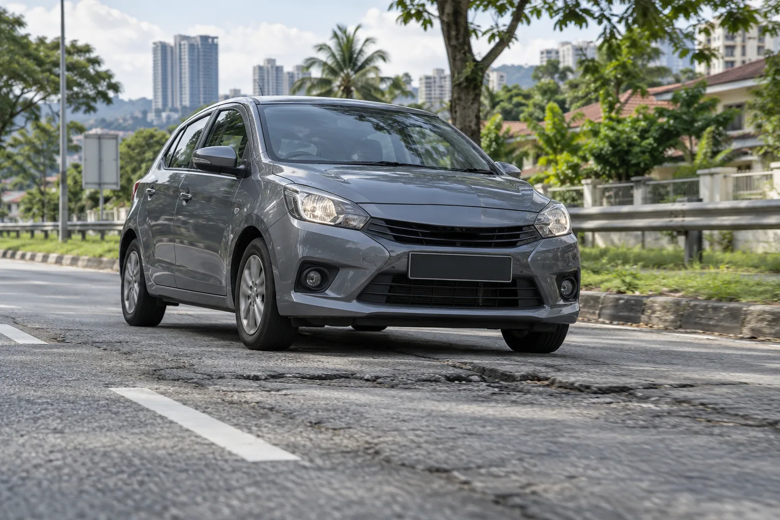 Kereta kompak generik di jalan tidak rata pada waktu siang